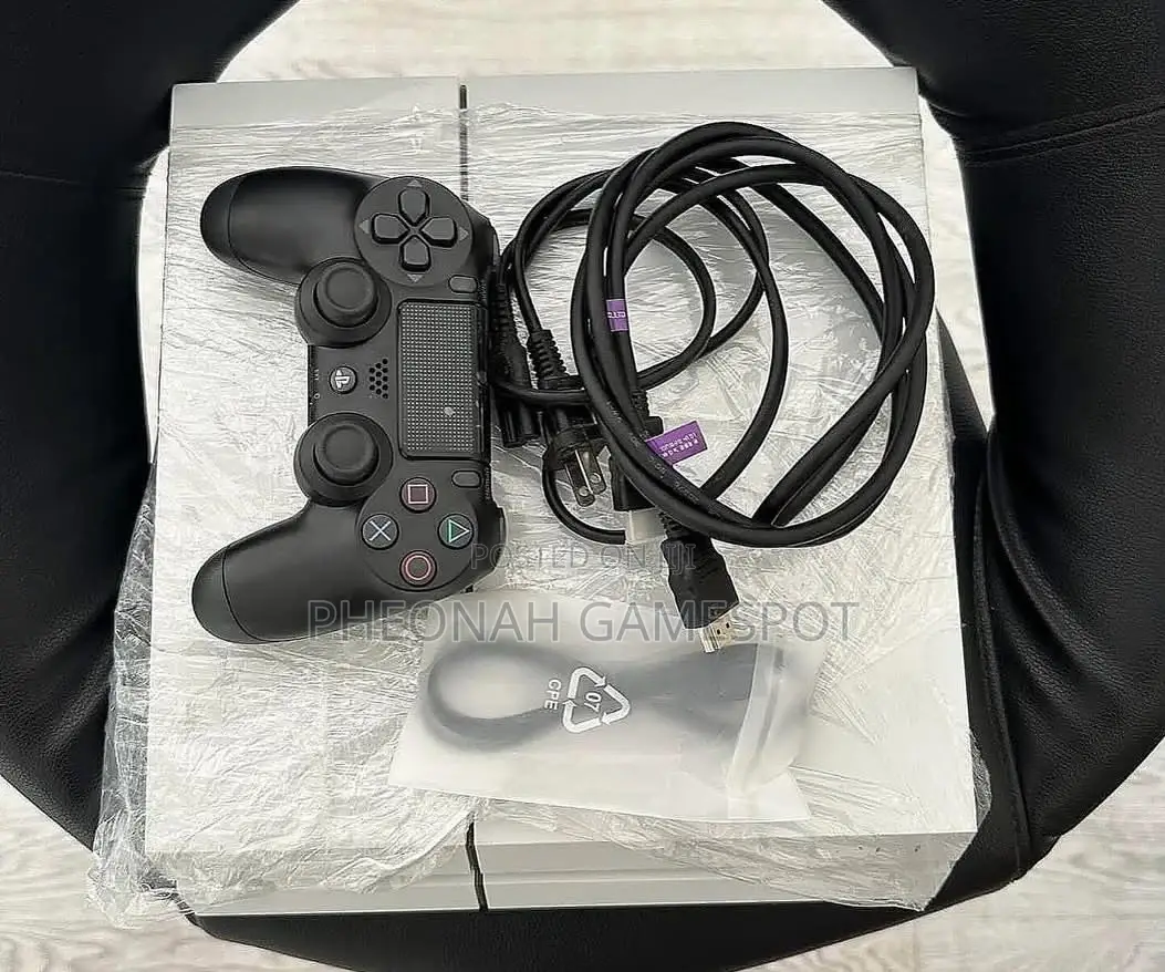 Playstation 4 Standard, 2 Pads, 19 Thrilling Titles Ready.