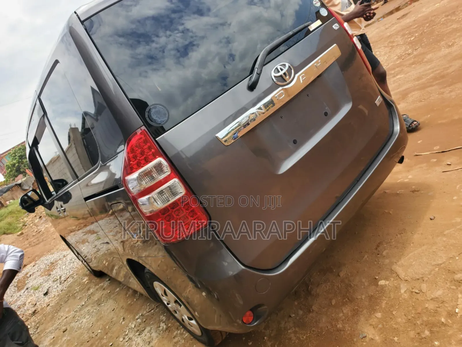 Toyota Noah 2.0 143hp AWD (8 Seater) 2011 Gray