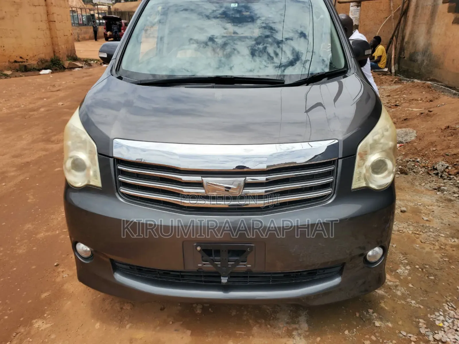Toyota Noah 2.0 143hp AWD (8 Seater) 2011 Gray