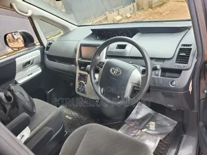 Toyota Noah 2.0 143hp AWD (8 Seater) 2011 Gray