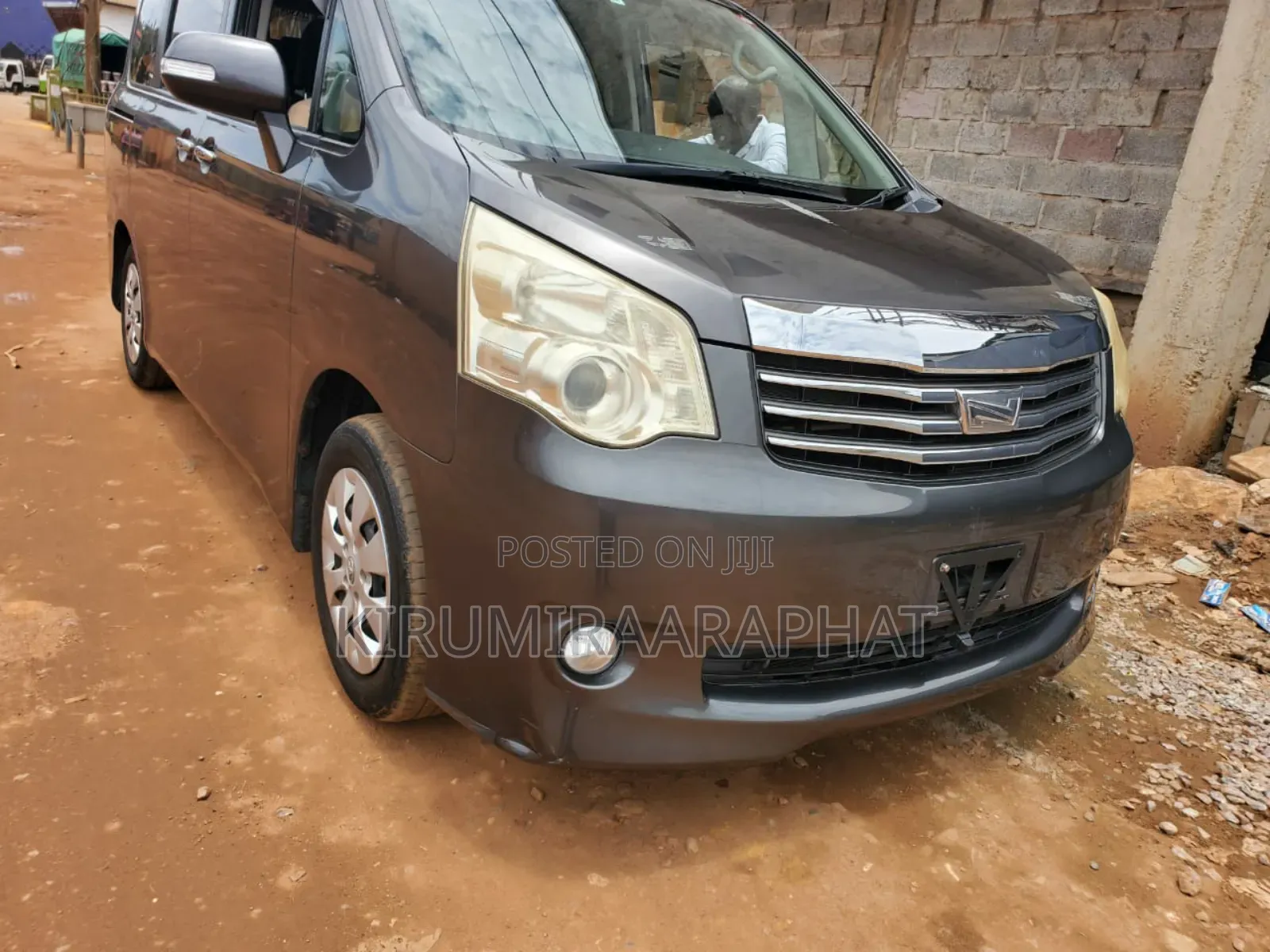 Toyota Noah 2.0 143hp AWD (8 Seater) 2011 Gray