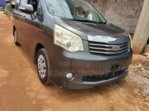 Toyota Noah 2.0 143hp AWD (8 Seater) 2011 Gray