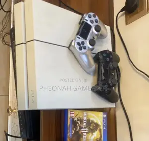 Ps4 , 2 Controllers, 11 Great Games Inside, Clean Unit.