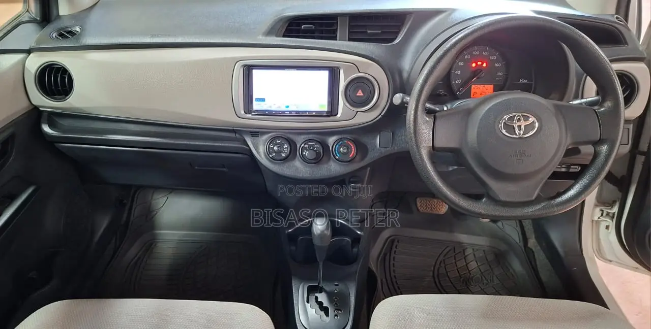 Toyota Vitz 1.0 FWD 5dr 2011 White