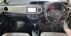 Toyota Vitz 1.0 FWD 5dr 2011 White