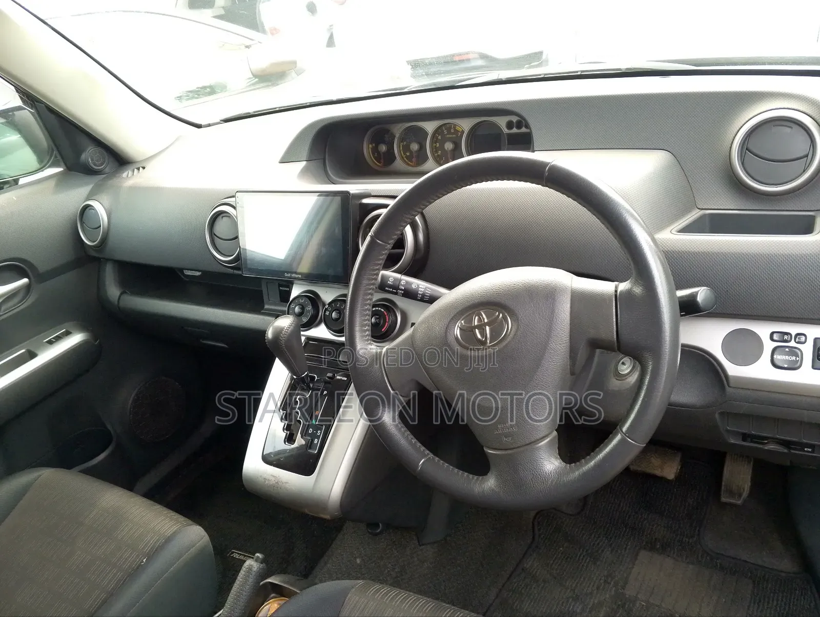 Toyota Corolla Rumion Hatchback 1.5 FWD 2011 Black