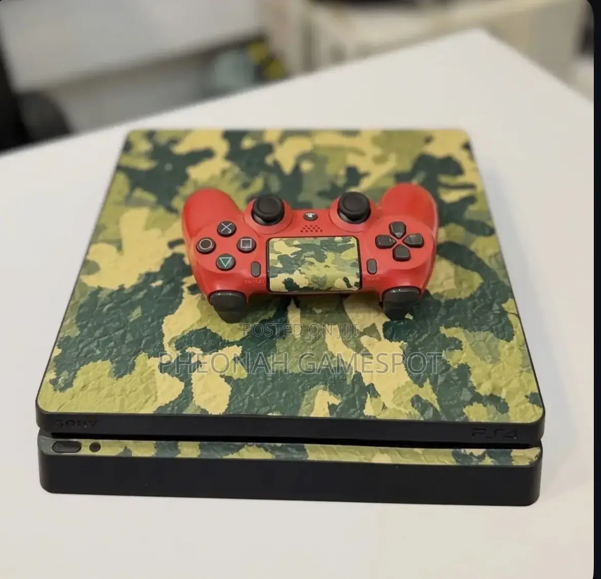 Playstation 4, 2 Pads, 13 Cool Titles Ready for Smooth Gameplay.