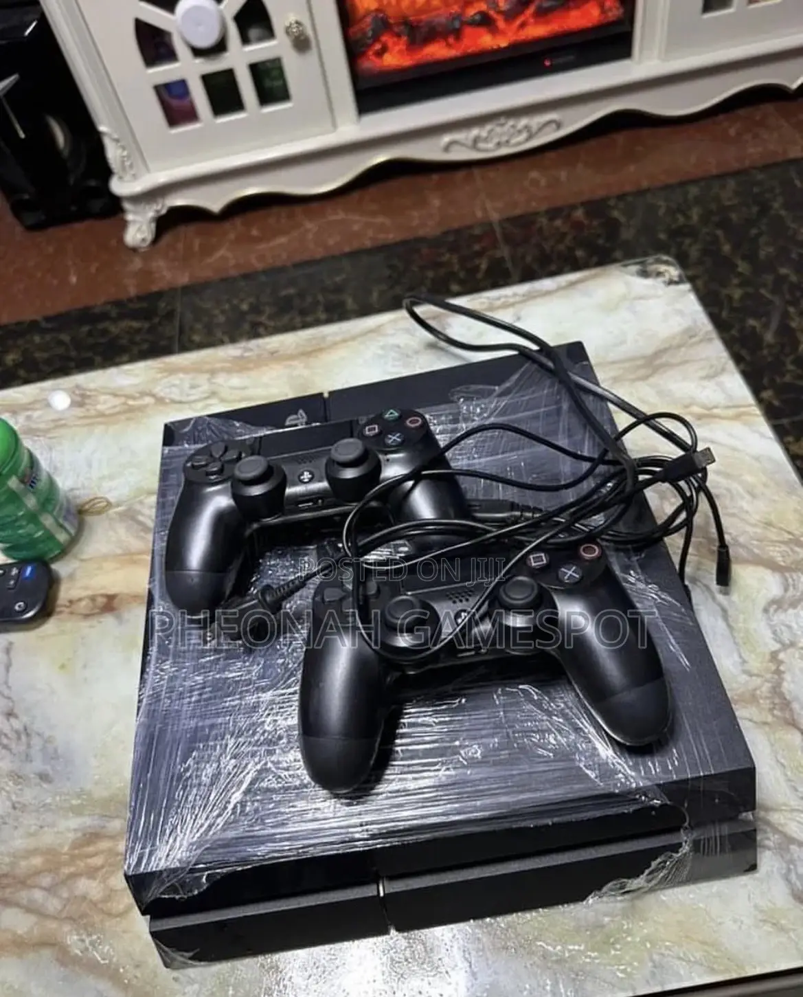Playstation 4, 2 Pads, 18 Top Titles Ready for Daily Gameplay.