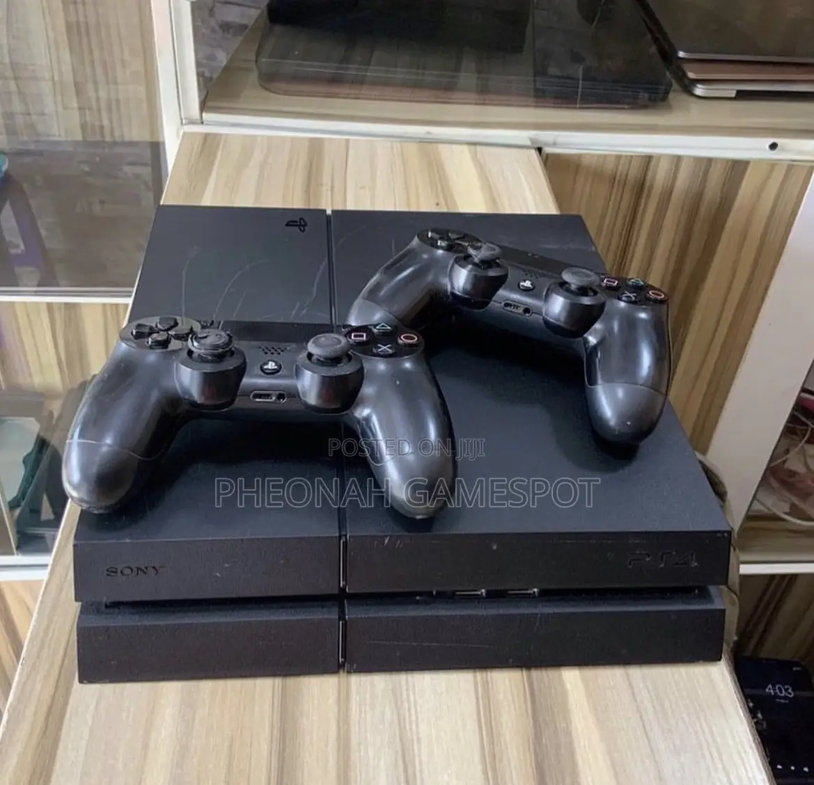 Playstation 4, 2 Pads, 17 Exciting Titles Ready for Fast Play.