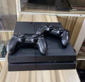 Playstation 4, 2 Pads, 17 Exciting Titles Ready for Fast Play.
