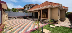 3bdrm House in Kitende Entebbe Road, Central Division for sale