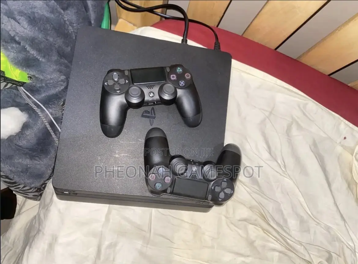 Chipped Playstation 4 Slim Gaming Console. The Perfect Gift. 12 Games