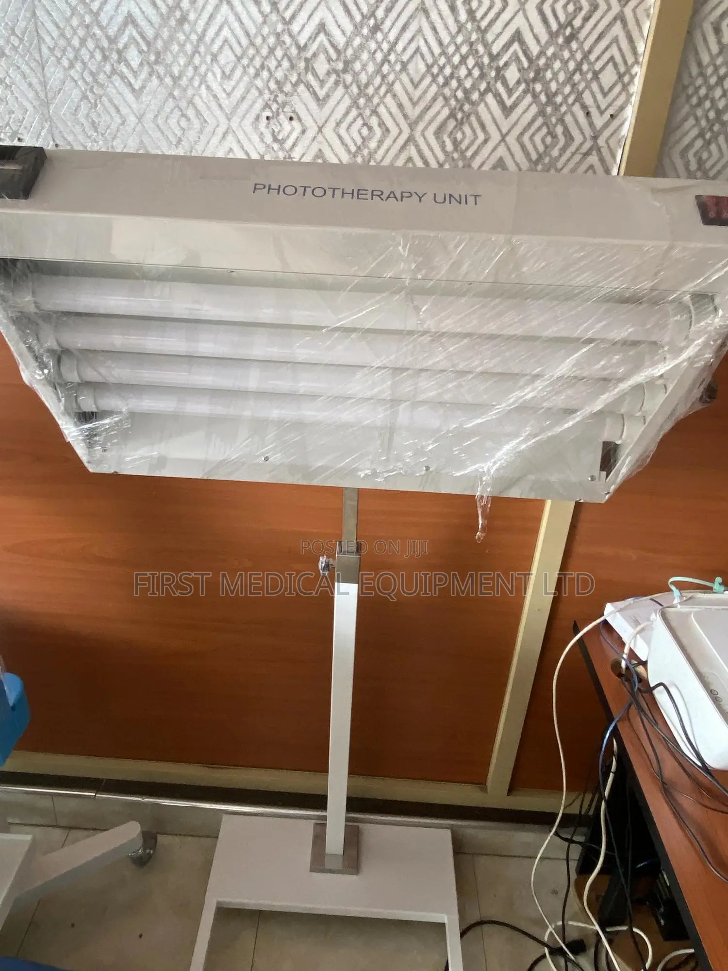 High Quality Phototherapy Lamp - 4 Bulbs- Adjustable Height