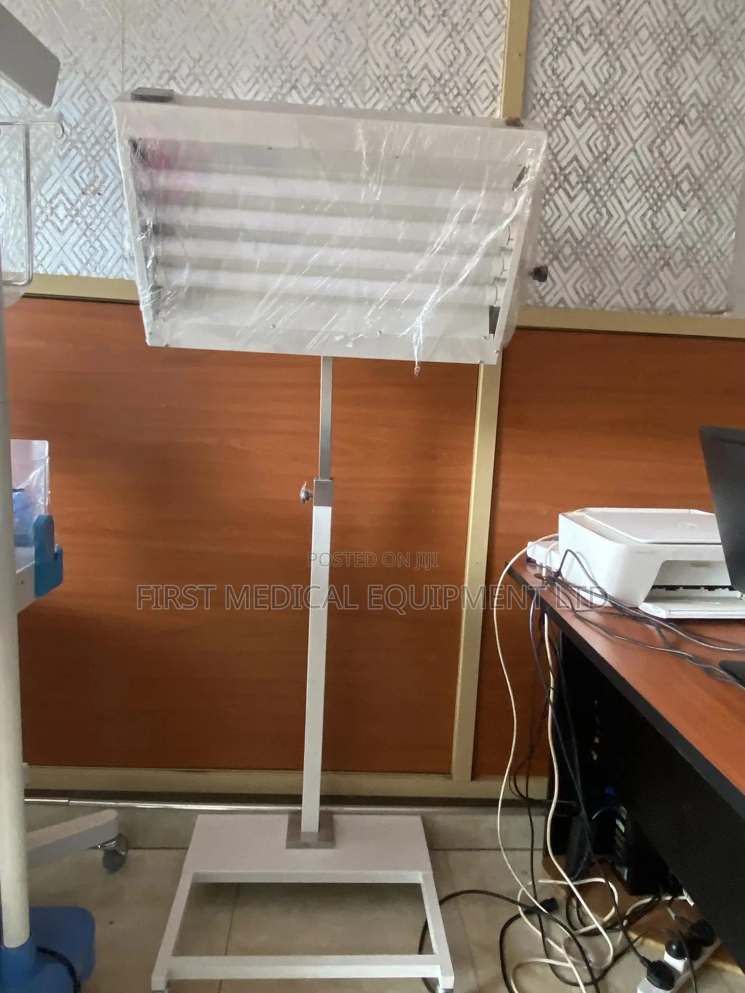 High Quality Phototherapy Lamp - 4 Bulbs- Adjustable Height