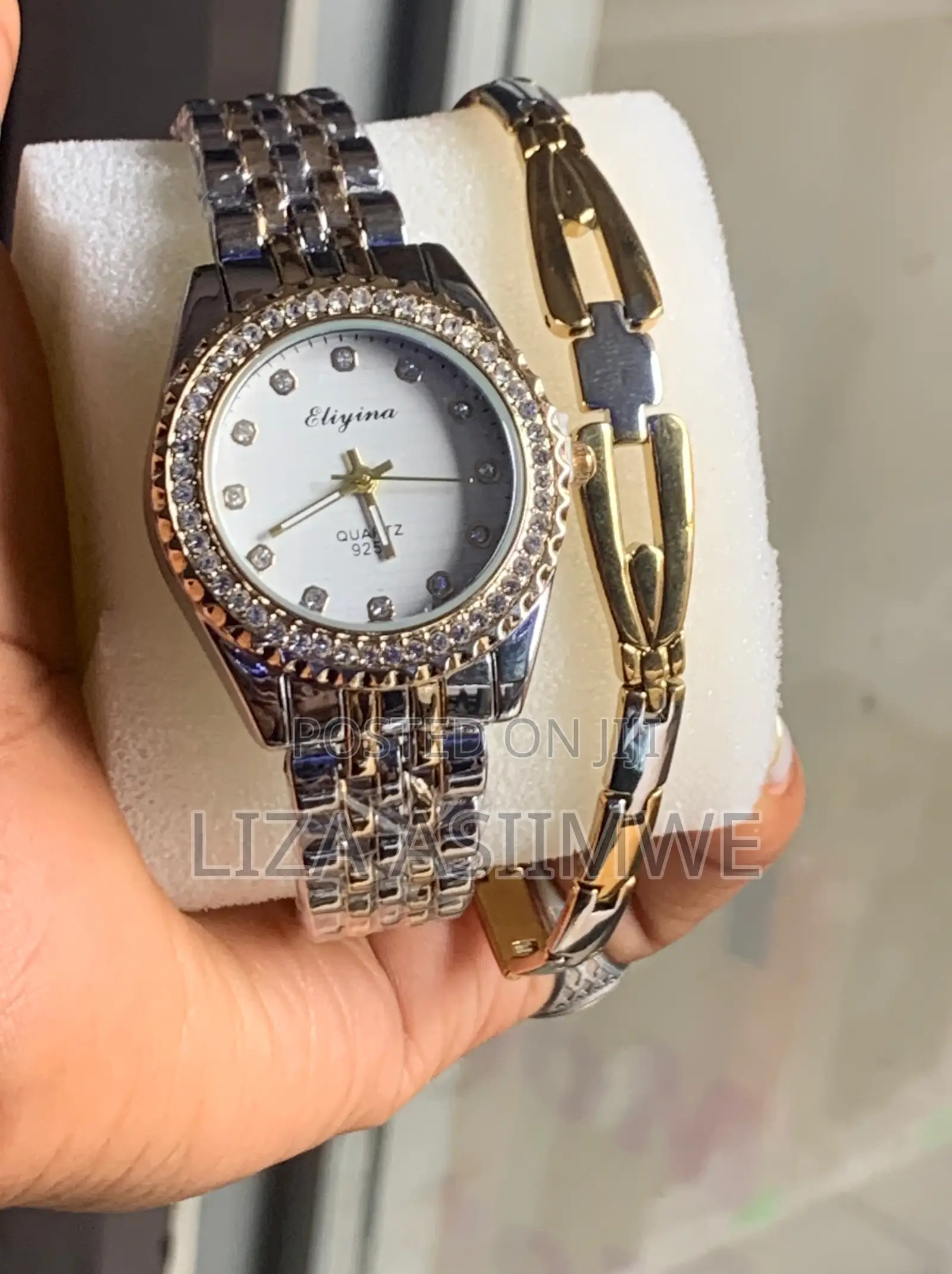 Women’S Classy and Unique Watch With a Bracelet