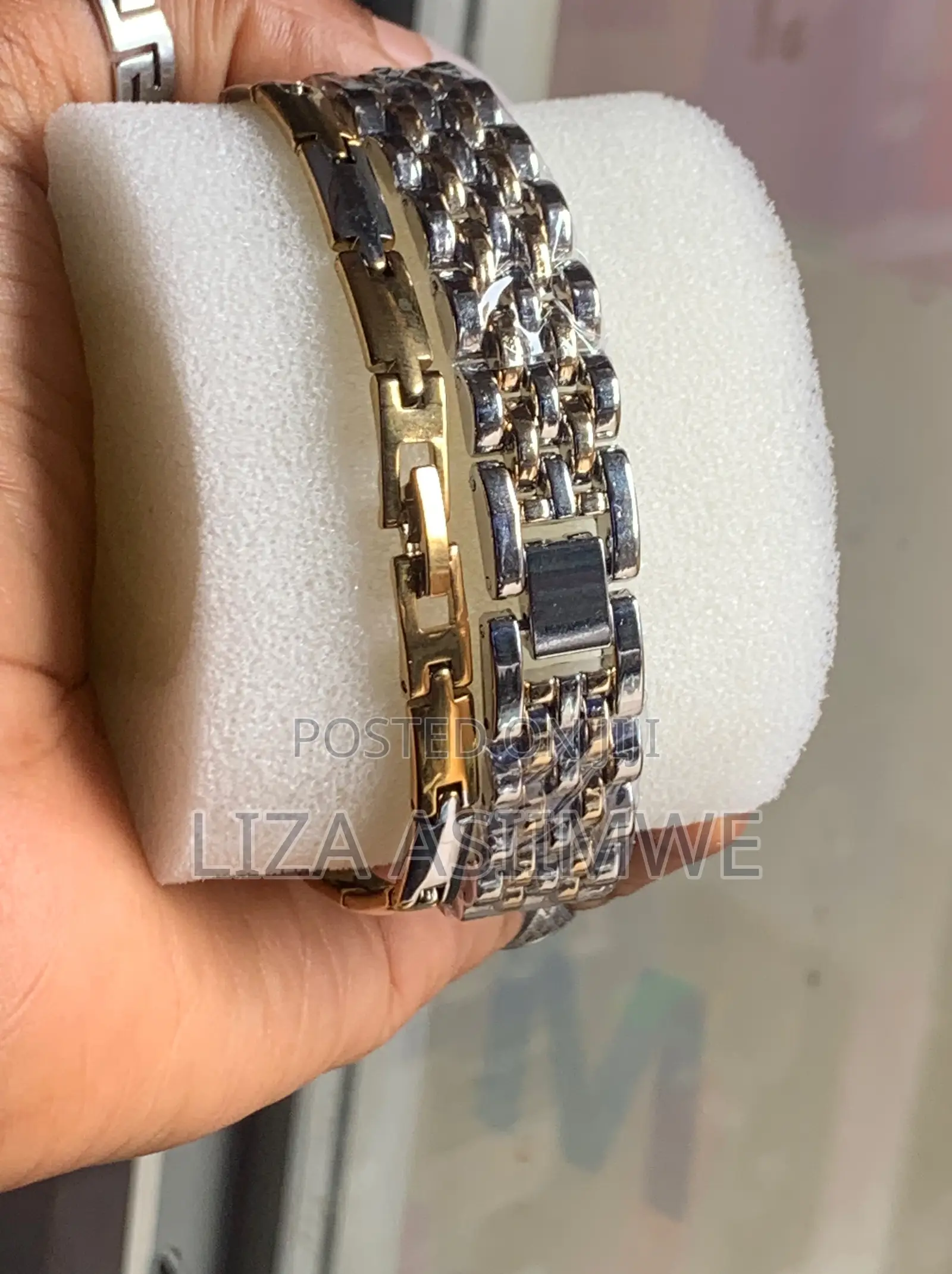 Women’S Classy and Unique Watch With a Bracelet