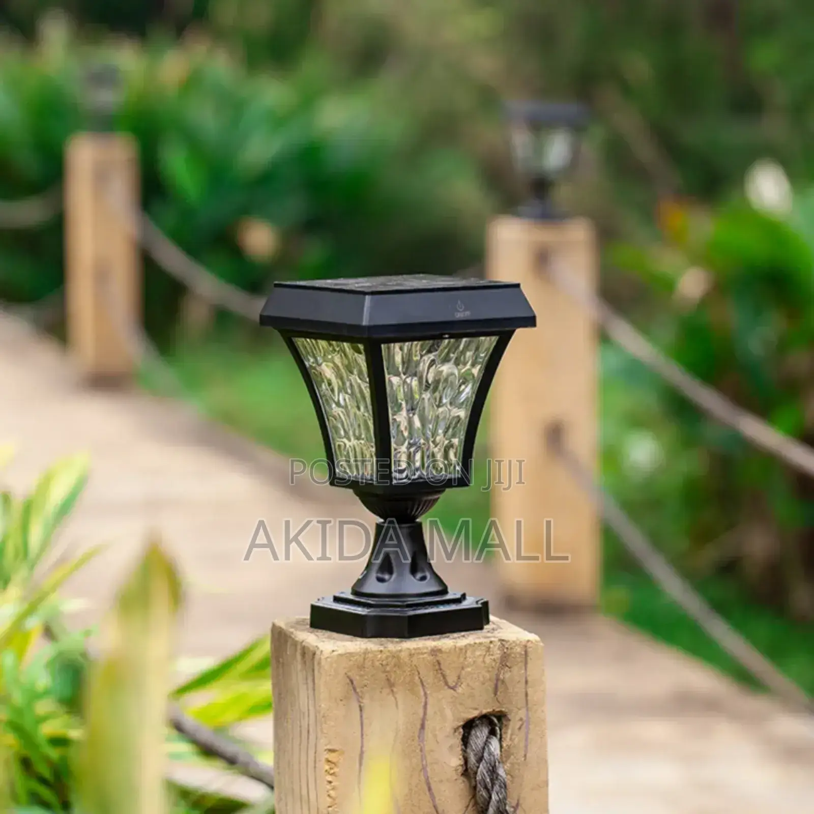 Solar-powered Led Gate Or Pillar Lamp.