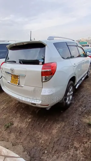 Toyota Vanguard 2010 White