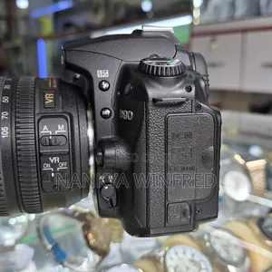 D90 Nikno Camera and 18-105mm