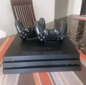 Playstation 4, 2 Pads and 13 Games Installed, Ready to Plug and Play.