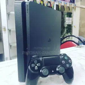 Playstation 4, 2 Pads, 14 Solid Games Loaded for Smooth Gameplay.