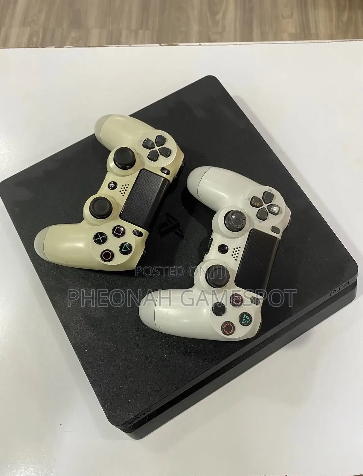 Playstation 4, 2 Pads and 15 Games Installed, Ready for Long Play.