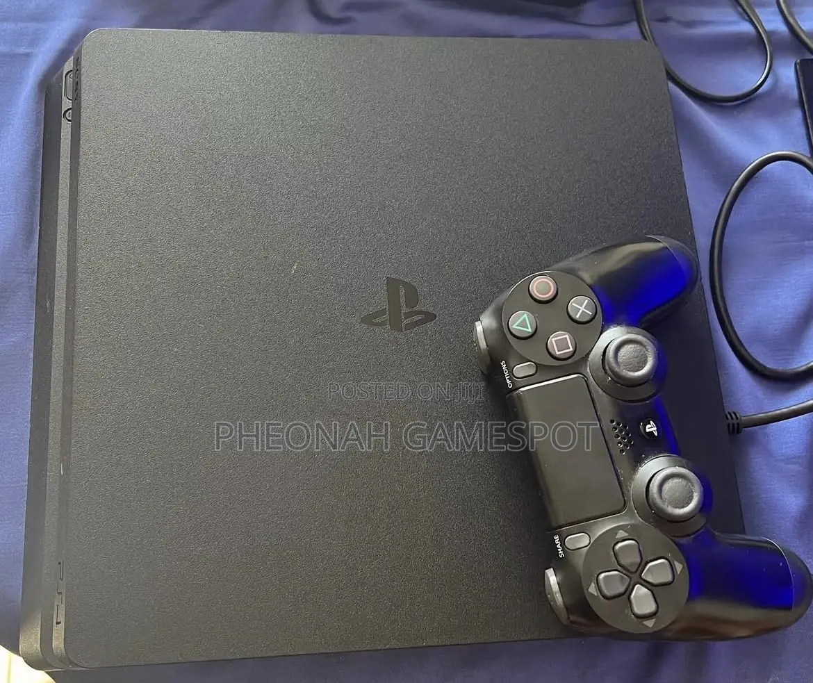 Playstation 4, 2 Pads, 12 Games Installed, Smooth and Ready Today.