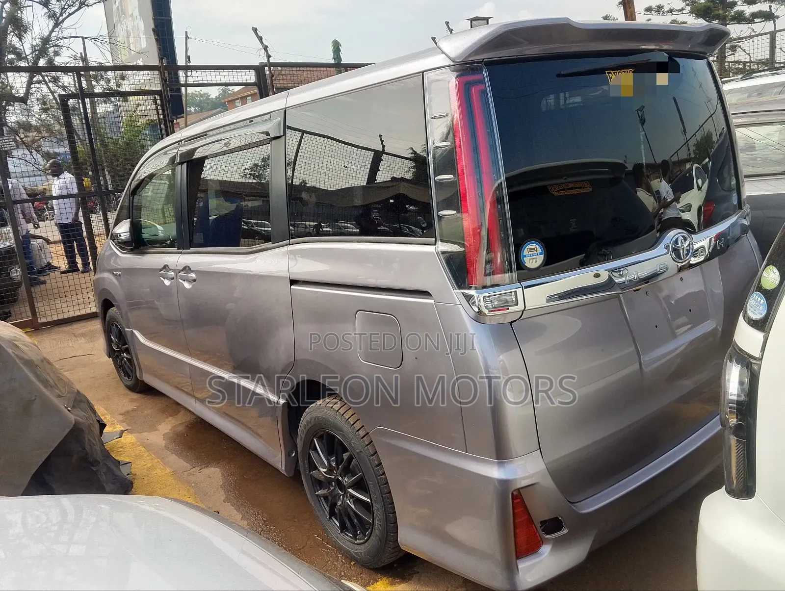 Toyota Noah 1.8 FWD Hybrid (7 seater) 2015 Silver