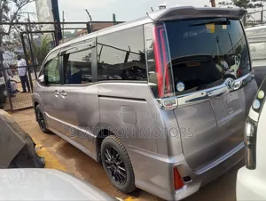 Toyota Noah 1.8 FWD Hybrid (7 seater) 2015 Silver