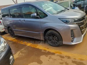 Toyota Noah 1.8 FWD Hybrid (7 seater) 2015 Silver