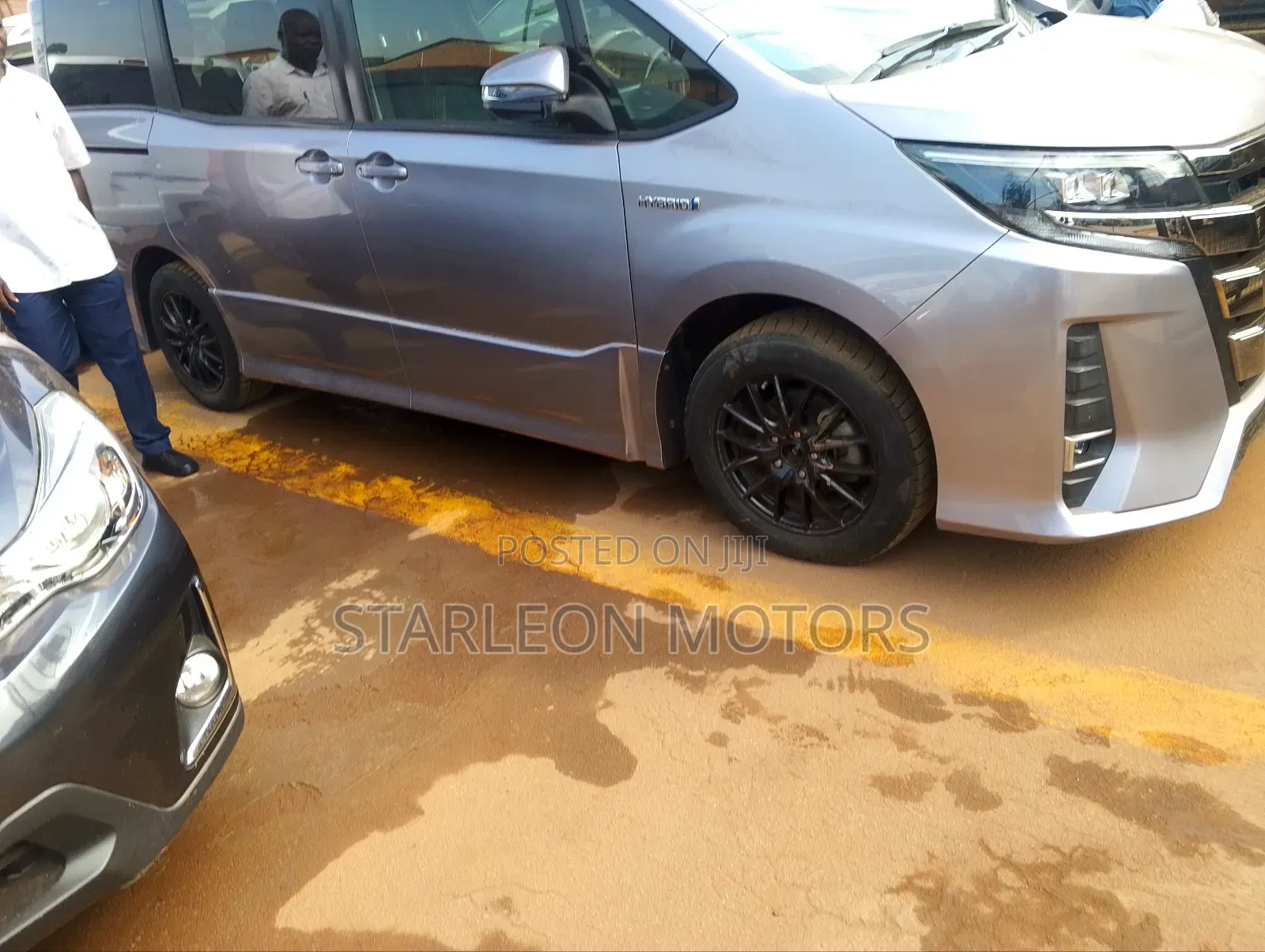 Toyota Noah 1.8 FWD Hybrid (7 seater) 2015 Silver