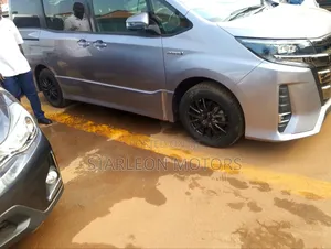Toyota Noah 1.8 FWD Hybrid (7 seater) 2015 Silver