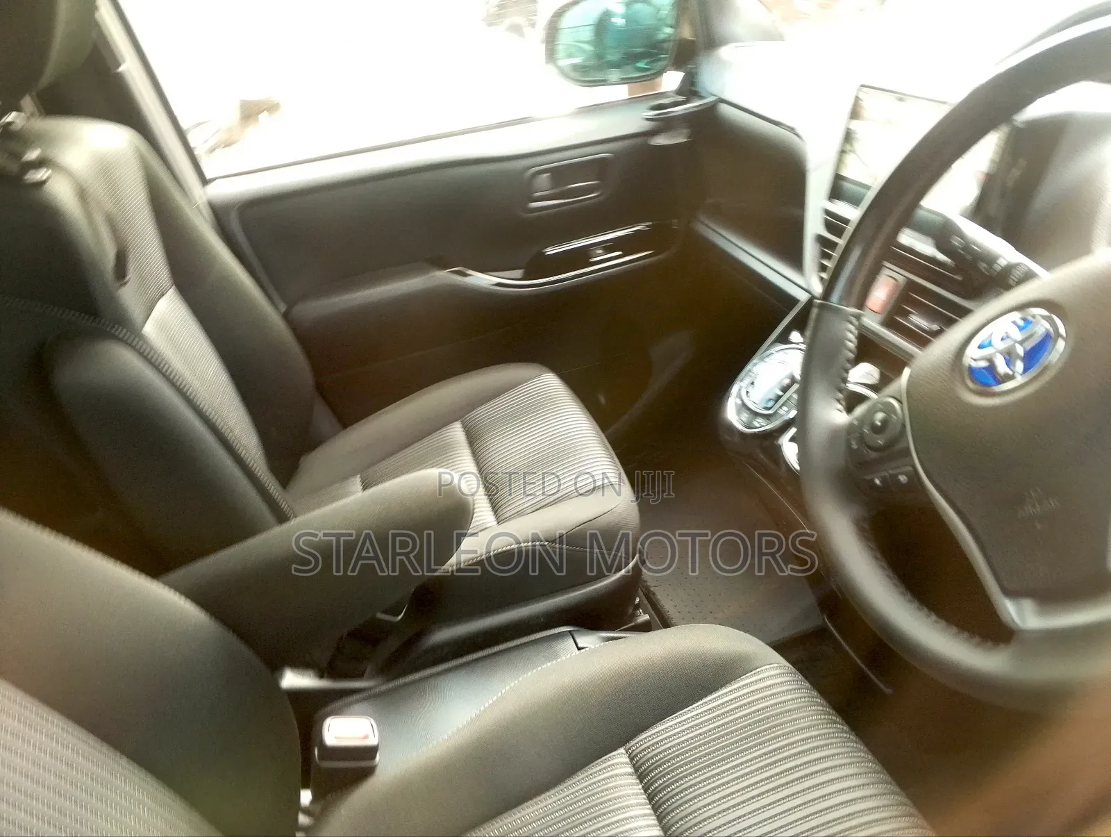 Toyota Noah 1.8 FWD Hybrid (7 seater) 2015 Silver