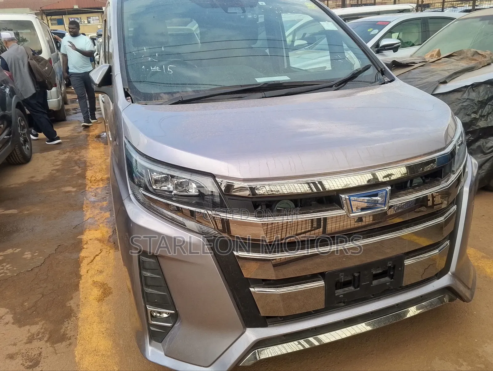Toyota Noah 1.8 FWD Hybrid (7 seater) 2015 Silver