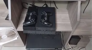 Playstation 4, 2 Pads and 17 Games Installed, Ideal for Daily Play.