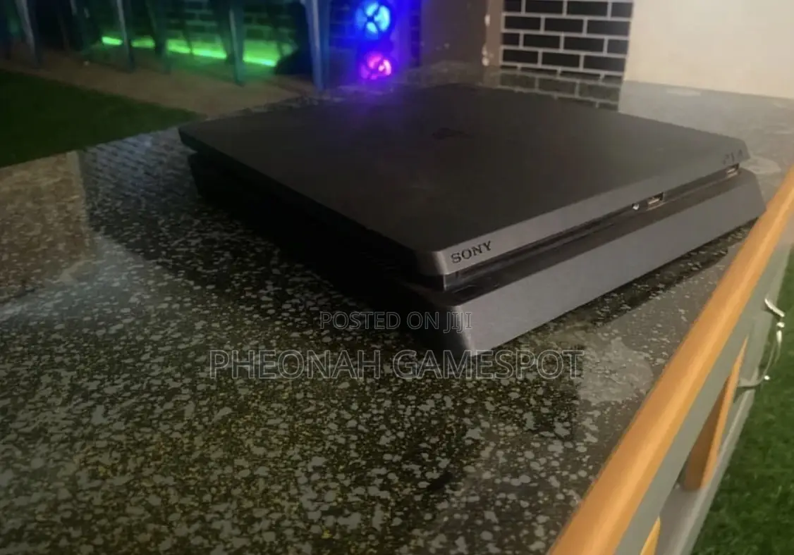 Ps4 With 2 Controllers and 10 Games, Works Fast and Perfectly Well.