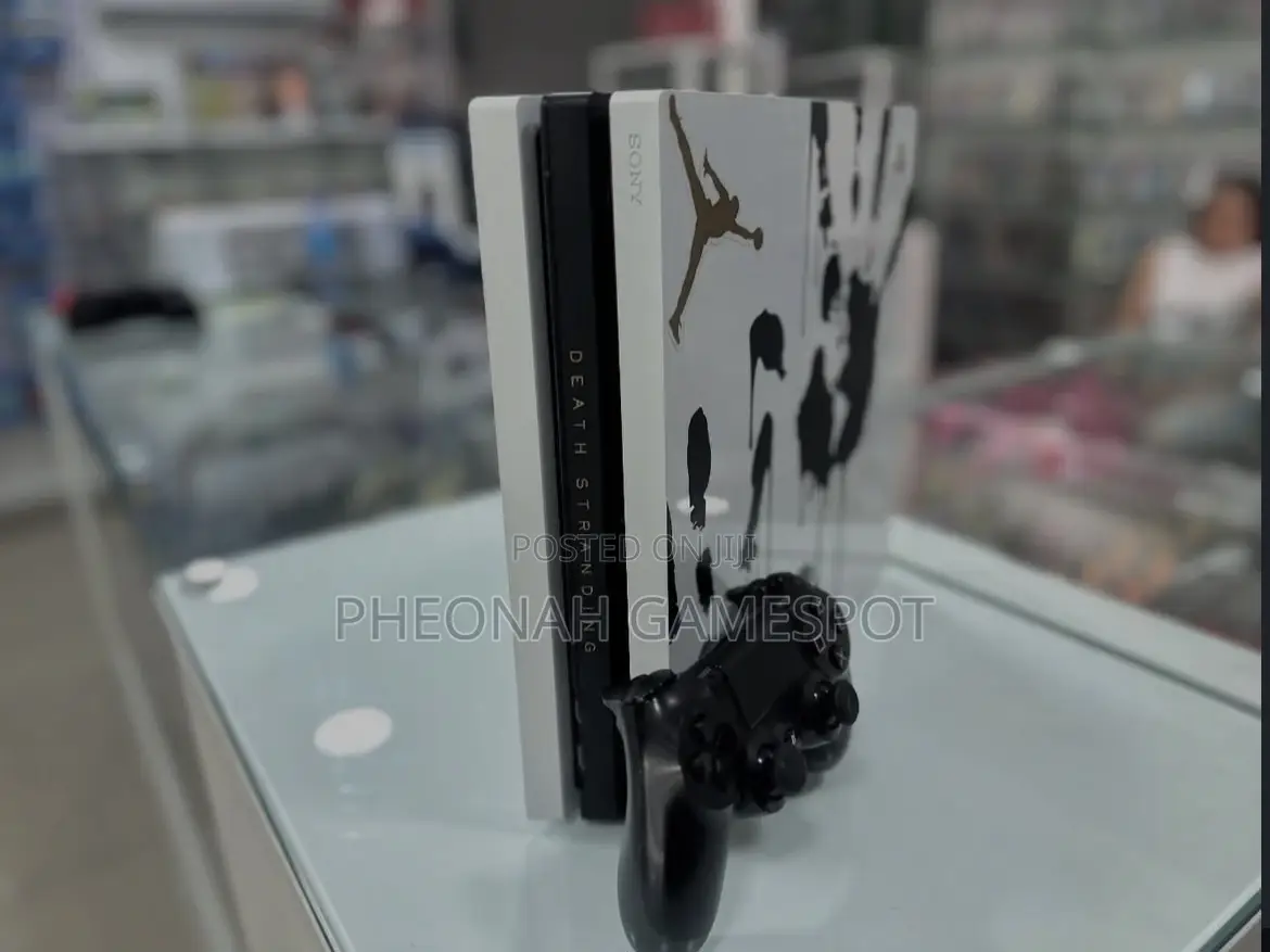 Playstation 4, 2 Pads, 12 Games Installed, Smooth Play Guaranteed.