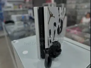 Playstation 4, 2 Pads, 12 Games Installed, Smooth Play Guaranteed.