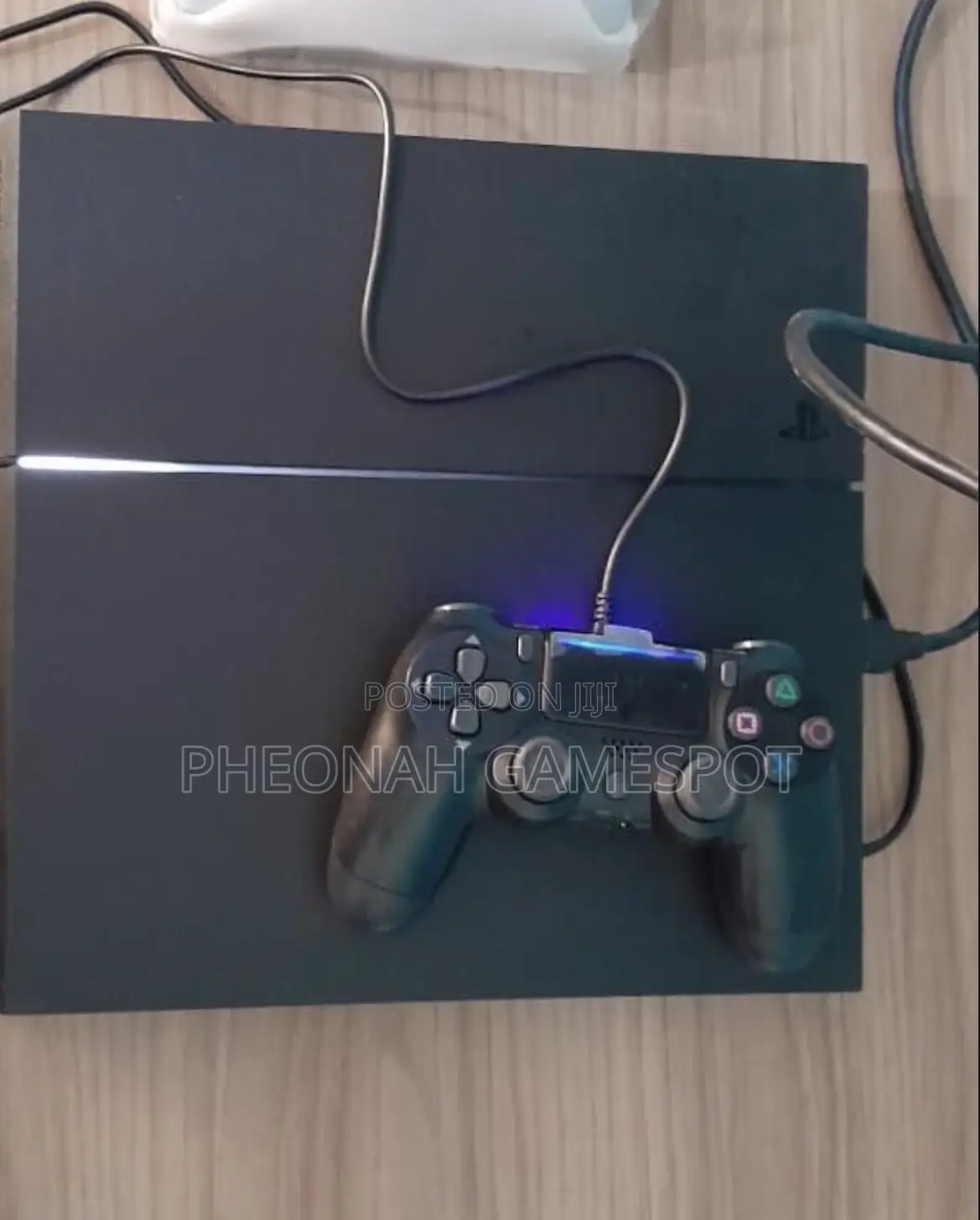 Playstation 4, 2 Pads, 17 Games Installed, Works Perfectly Clean.