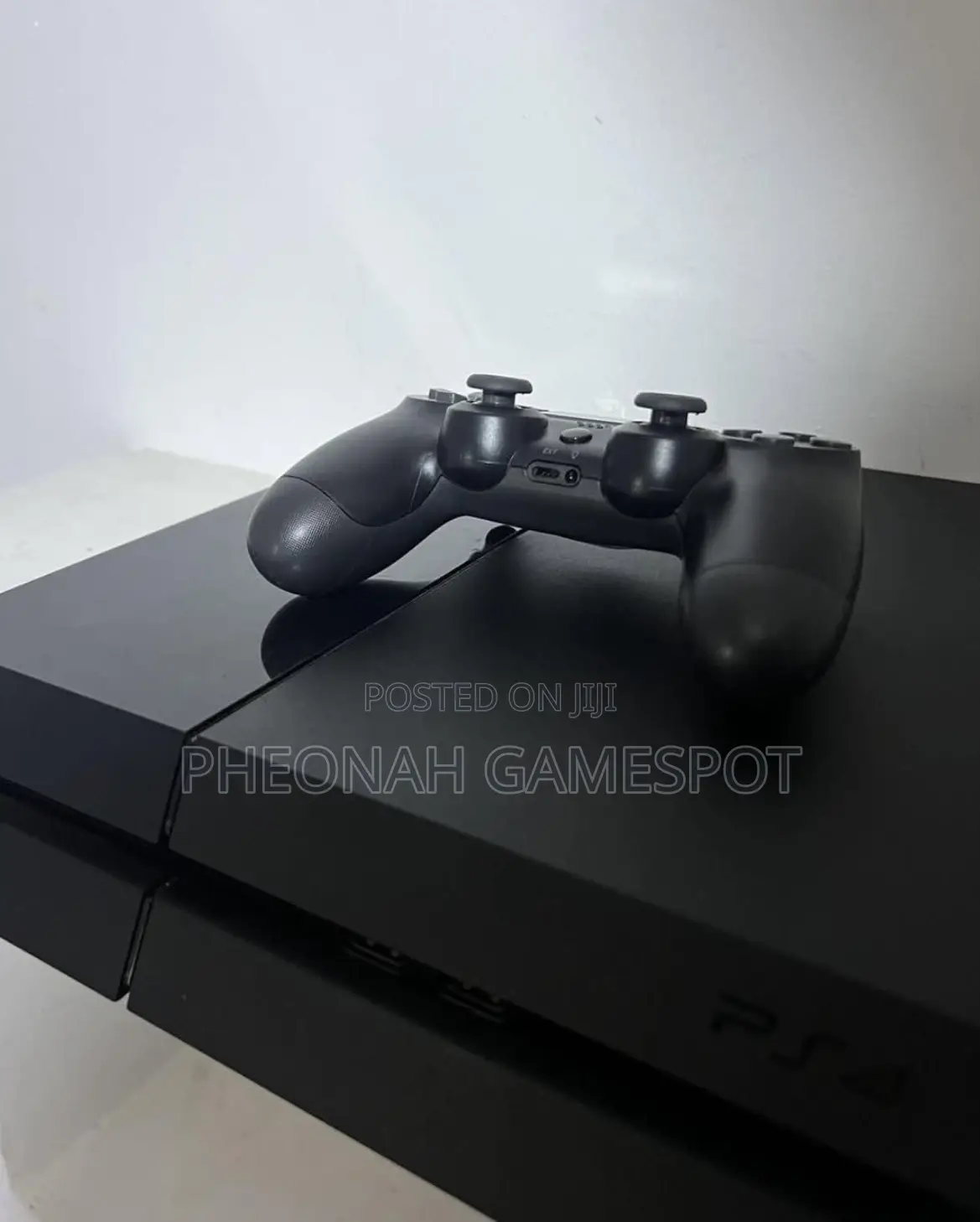 Playstation 4, 2 Pads and 15 Games Loaded, Ideal for Daily Use.