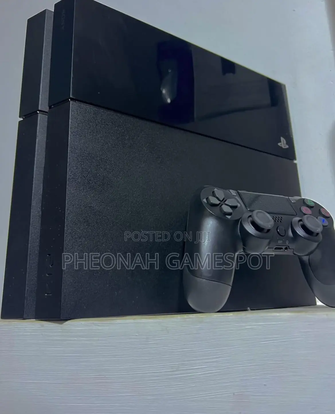 Playstation 4, 2 Pads and 19 Games Ready, Strong and Stable System.