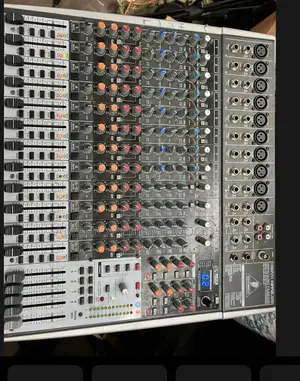 Behringer Xenyx Qx2442usb Mixing Console 24 Channels