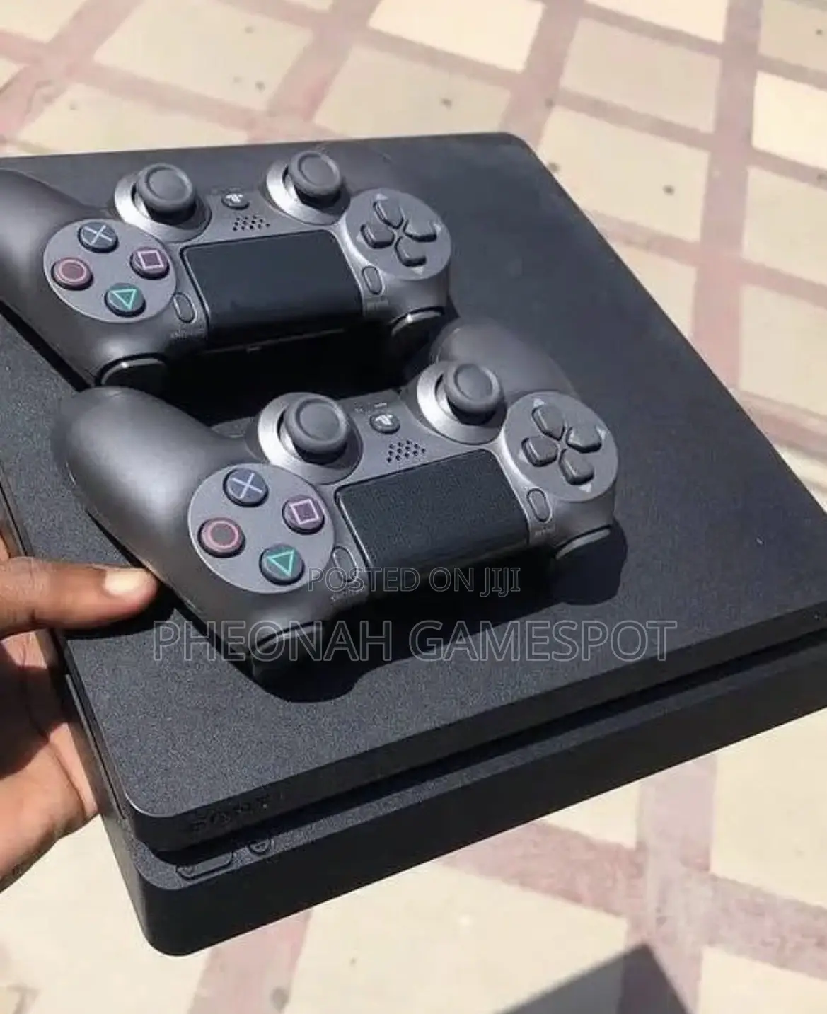 Playstation 4, 2 Pads, 14 Games Installed, Smooth and Fast Setup.