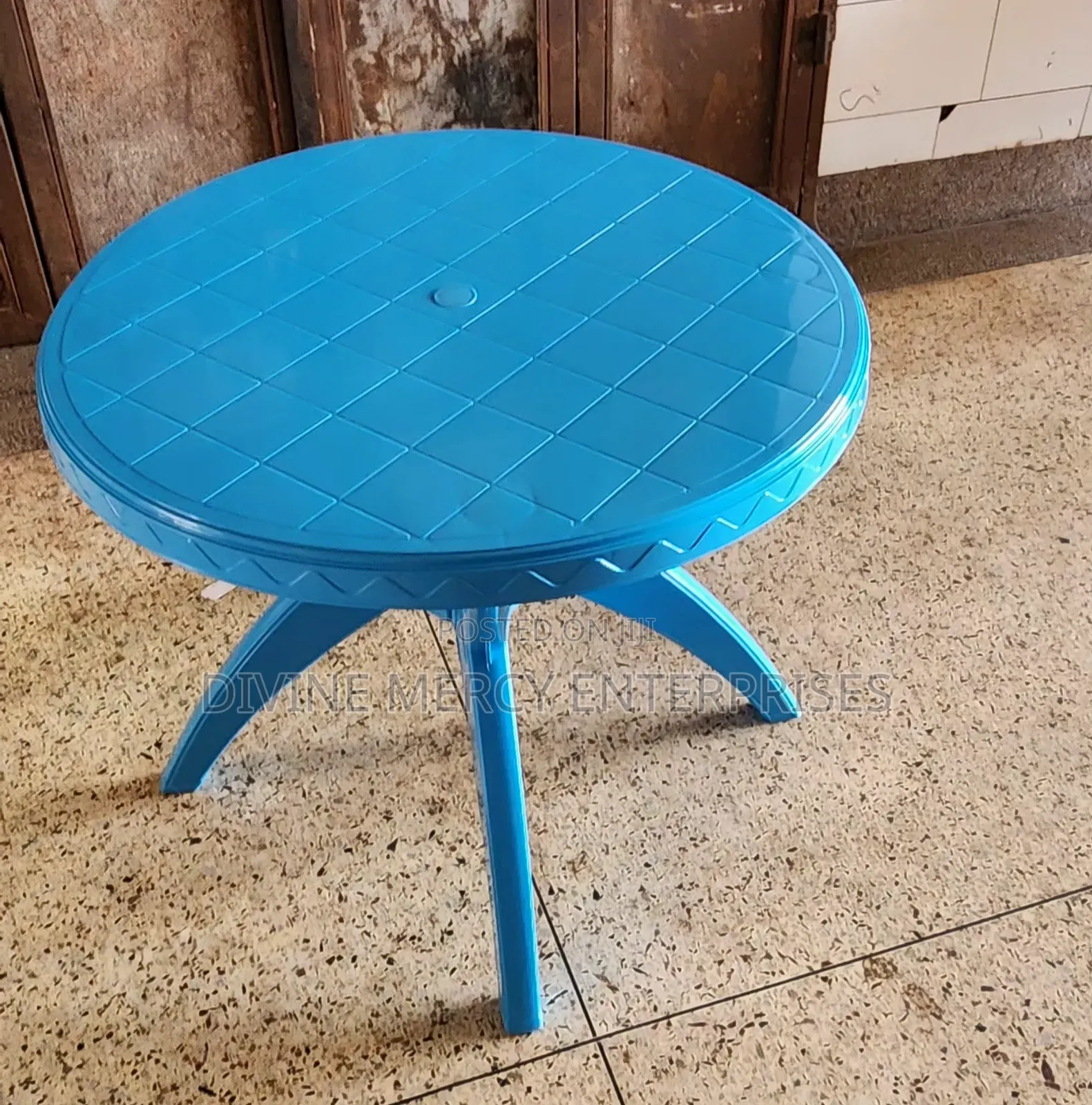Round Angula Leg Light Blue
