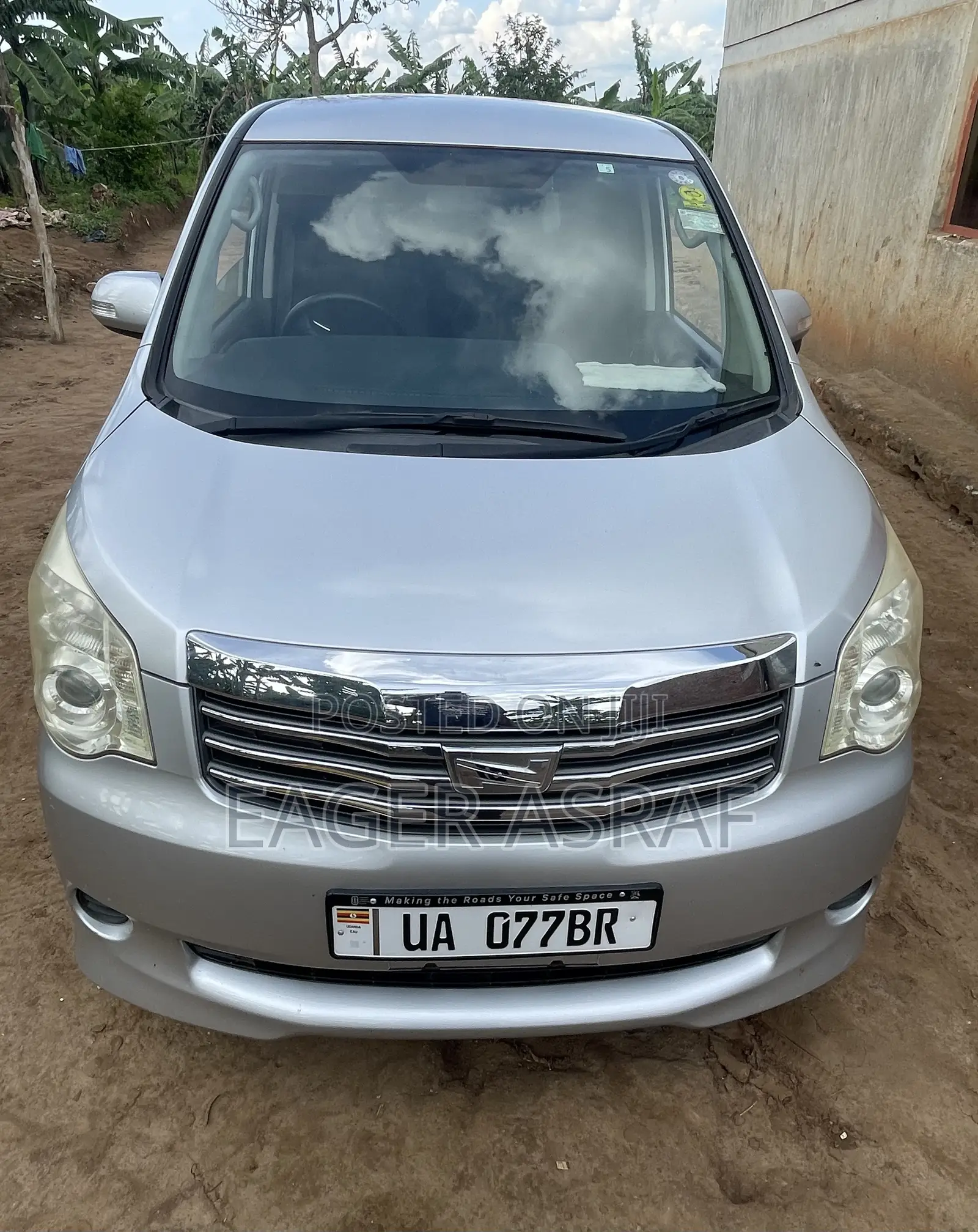 Toyota Noah 2.0 158hp FWD (7 Seater) 2011 Silver