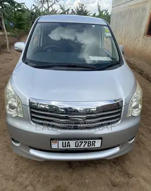 Toyota Noah 2.0 158hp FWD (7 Seater) 2011 Silver