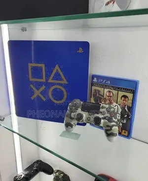 Playstation 4, 2 Pads and 10 Installed Games, Fast and Stable.