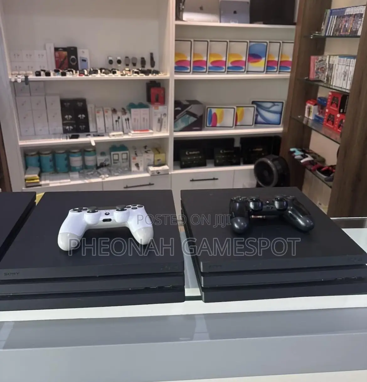 Playstation 4, 2 Pads, 12 Games Loaded, Clean and Reliable Set.
