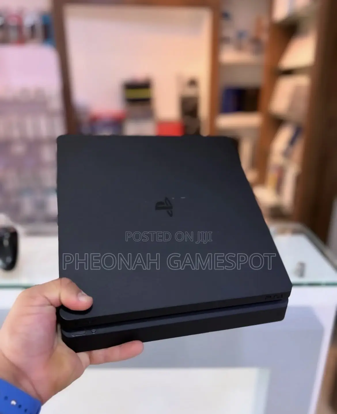 Playstation 4, 2 Pads, 17 Installed Games, Ready for Fast Gaming.