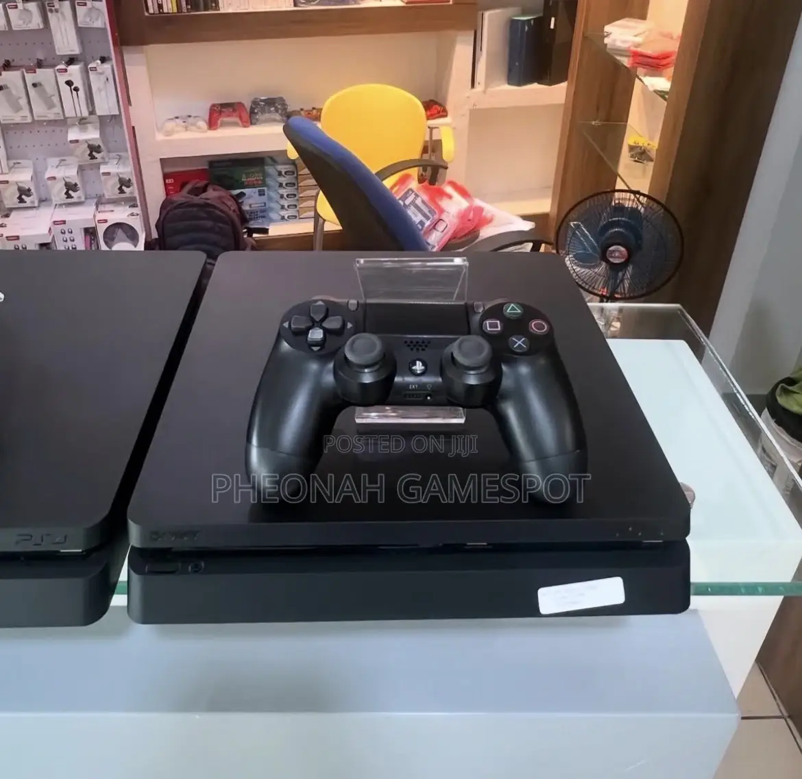 Playstation 4, 2 Pads, 15 Fun Games Installed, Easy to Enjoy.